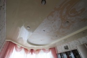 глянцевый натяжной потолок в спальне